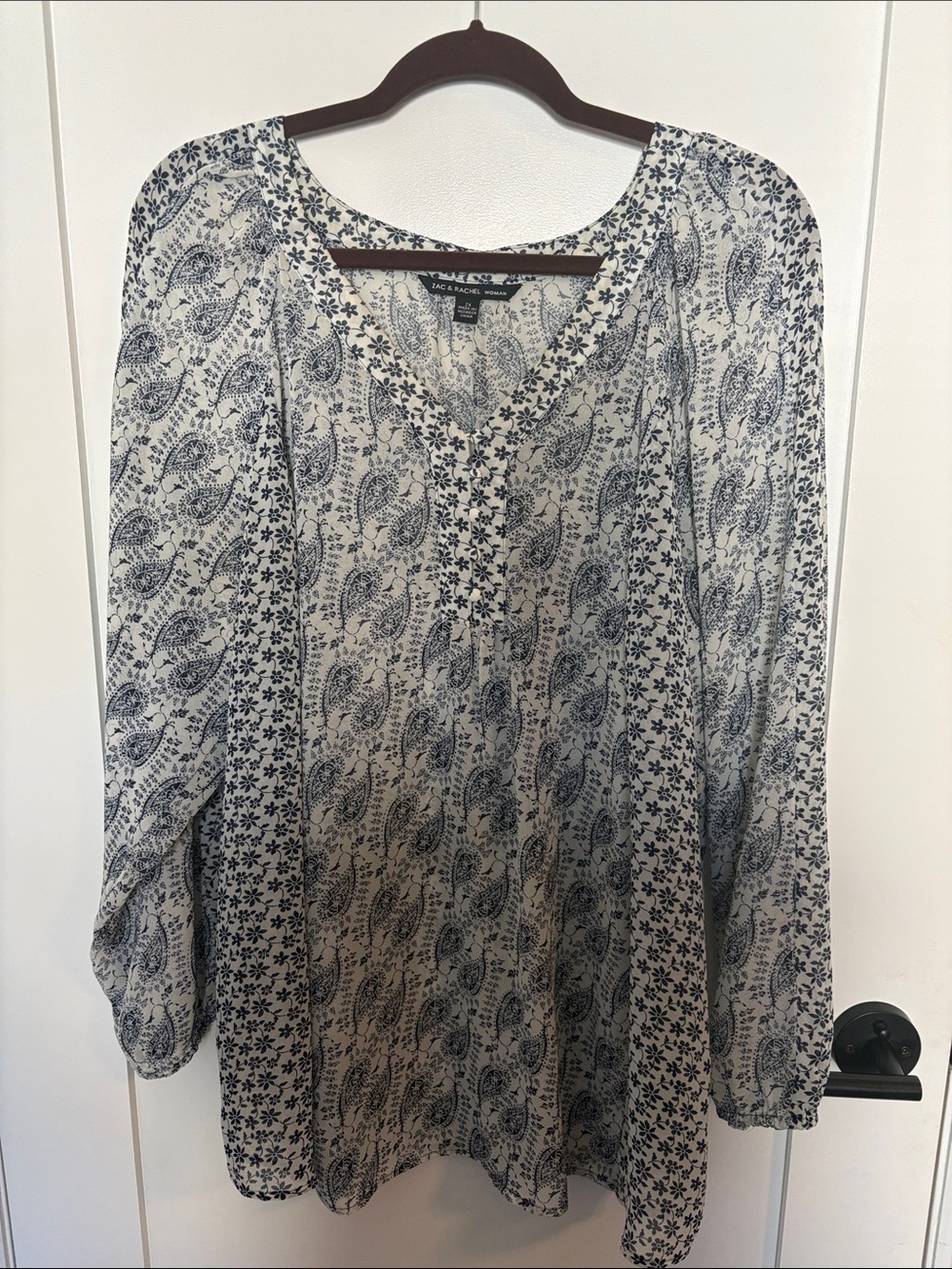 Zac & Rachel Woman Navy and White Paisley V-Neck Sheer Tunic. 2X women’s plus.